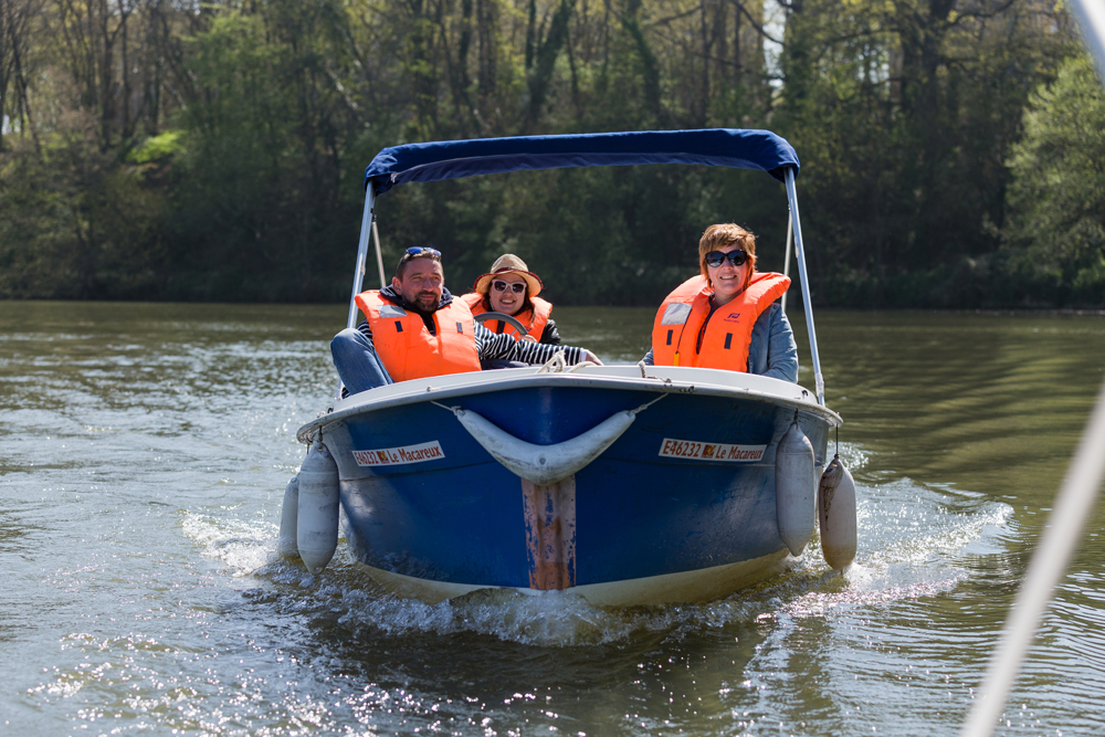 Vivez un moment de détente sur la Sarthe à bord de nos bateaux électriques !